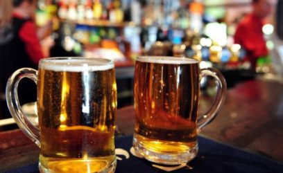 Comerciantes que venderem bebida alcoólica para menores de 18 anos poderão pegar até quatro anos de prisãoArquivo/Agência Brasil
