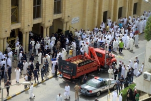  Mesquita em Al-Sawaber, no Kuwait, é alvo de atentado Raed Qutena/EPA/Agência Lusa