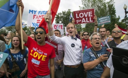 Ativistas dos direitos de homossexuais se concentraram junto ao edifício da Suprema Corte norte-americana para comemorar a decisão que autoriza casamento gay em todo paísJim Lo Scalzo 