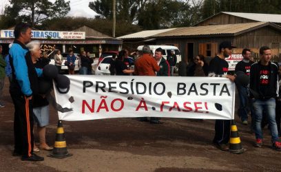 Moradores protestam no bairro Serramar - Foto: Maninho Monni/Litoralmania
