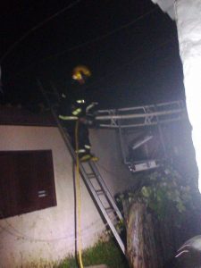Foto: Gildomar Araujo - Torre caiu sobre duas residências em Mostardas