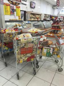 Produtos vencidos foram apreendidos no Supermercado Maxi Líder.