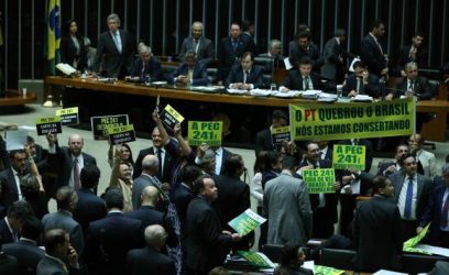 O texto da PEC 241-16 foi aprovado em primeiro turno e precisa passar por nova votação no plenárioFabio Rodrigues Pozzebom/Agência Brasil
