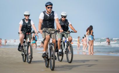 Policiamento tradicional também utiliza bicicletas para o combate ao crime nas praias - Foto: Éverton Ubal/BM 
