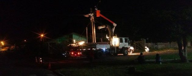 Caminhão arrasta fios, derruba poste e deixa bairro de Osório sem luz