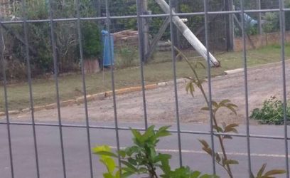 Caminhão arrasta fios, derruba poste e deixa bairro de Osório sem luz