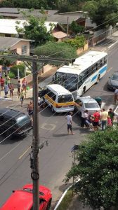 Colisão envolve Van escolar, ônibus e automóvel no centro de Osório