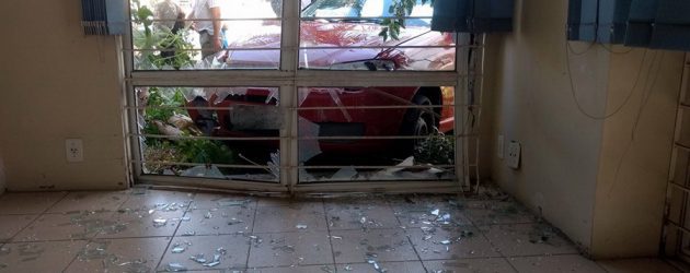 Após colisão, veículo colide em prédio do Comando Ambiental da BM no centro de Osório