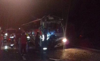 Dez pessoas ficam feridas em acidente entre ônibus e caminhão na BR-101, em Osório