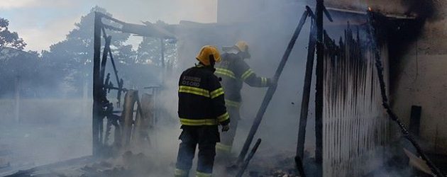 Bombeiros controlam incêndio em prédio de Osório