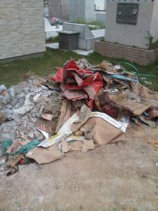 Acúmulo de lixo e entulho são flagrados por internauta em cemitério de Tramandaí