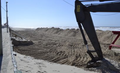 Prefeitura está realizando rebaixamento da areia da praia em Imbé