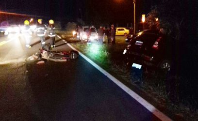 Colisão entre moto e carro deixa dois feridos na Estrada do Mar