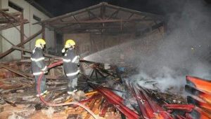 Incêndio atinge galpão de empresa em Torres