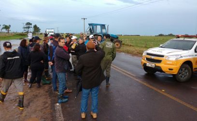 Manifestação bloqueia RSC-101 e estrada da Granja Vargas em Palmares do Sul (vídeo)