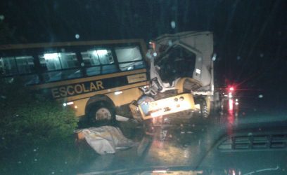 Jovem morre em acidente envolvendo caminhão e ônibus escolar na RSC-101