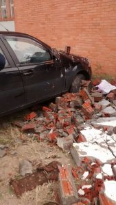 Vento forte derruba muro sobre carro no centro de Osório