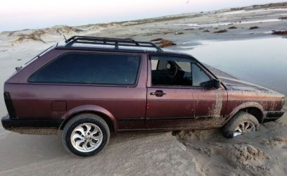 Veículos são encontrados abandonados na beira mar