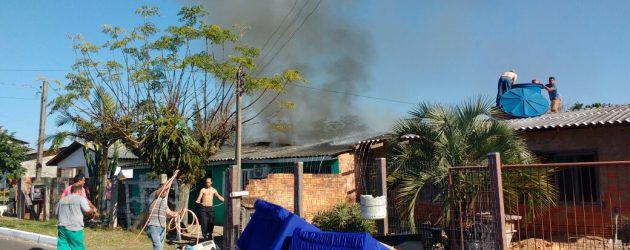 Fogo destrói residência em bairro de Osório