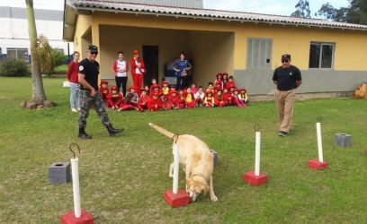 Escola infantil visita canil da Brigada Militar em Osório