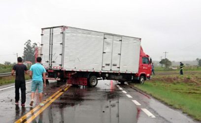 Colisão entre caminhões deixa dois feridos na RS-474