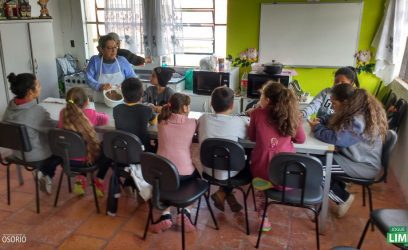 Crianças e adolescentes participam de oficina de Culinária e técnicas Domésticas em Osório