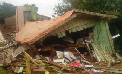 Casa é atingida por deslizamento de terra em Santo Antônio da Patrulha