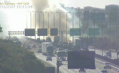 Incêndio às margens da Freeway atrapalha visibilidade de motoristas