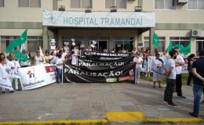 Funcionários do hospital de Tramandaí bloqueiam a Ponte Giuseppe Garibaldi