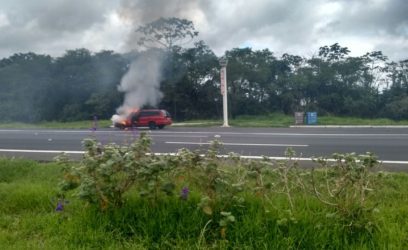 Carro pega fogo na Freeway
