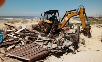Casas construídas irregularmente são demolidas na praia de Magistério