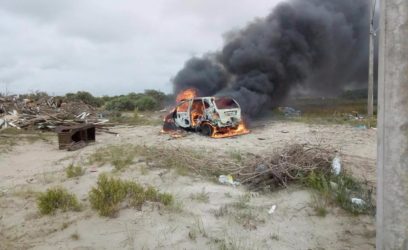 Criminosos incendeiam veículo com corpo dentro em Imbé