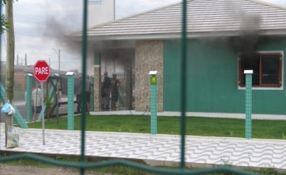 Bombeiros controlam princípio de incêndio em residência de Atlântida Sul