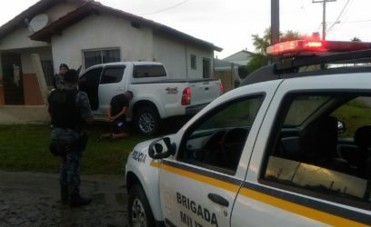 Homem colide com caminhonete roubada em muro durante perseguição em Tramandaí