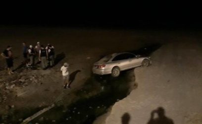 Assaltantes em fuga atolam veículo na areia da praia durante perseguição em Capão da Canoa