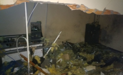 Criminosos explodem supermercado para acessar cofre e caixas eletrônicos em Santo Antônio