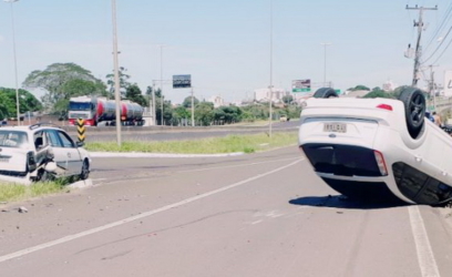 Veículo capota após colisão em Osório