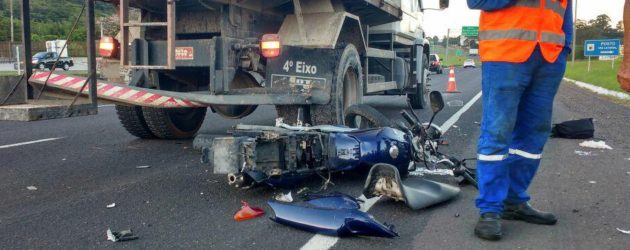 Morre motociclista que se envolveu em acidente com caminhão em Osório