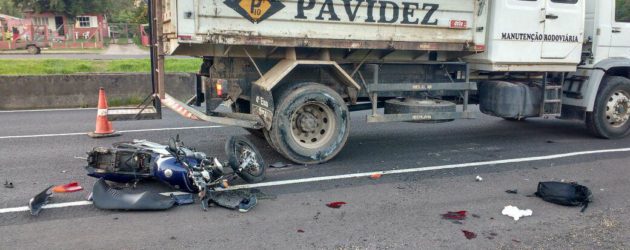 Motociclista fica gravemente ferido em acidente envolvendo caminhão em Osório