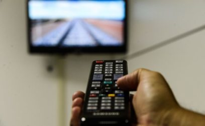 Acesso à internet por TV já é maior do que por tablet, diz IBGE