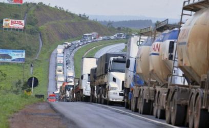 Caminhoneiros protestam no Litoral contra aumento no preço do diesel