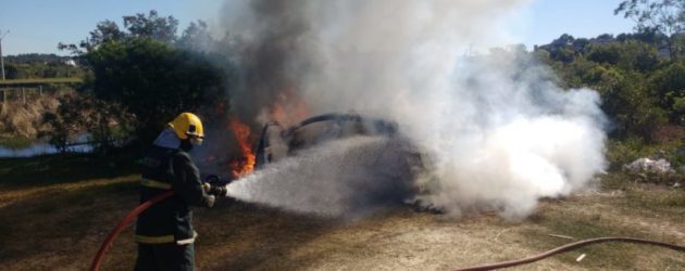 Motociclista é baleado em Tramandaí e carro usado no crime incendiado