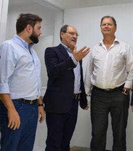 Alceu Moreira e Gabriel Souza comemoram repasse de R$ 2,6 milhões para escolas do litoral