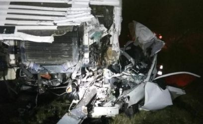 Mulher morre em colisão frontal de carro com caminhão na BR 290