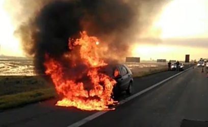 Carro pega fogo na freeway