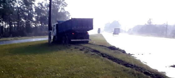 Veículo capota após colisão com caminhão em trevo da Estrada do Mar em Osório