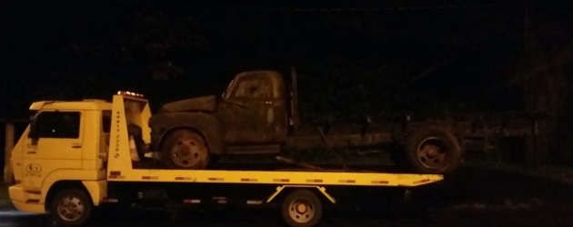 Veículo da década de 50 é flagrado sendo transportado irregularmente em Osório