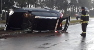 Veículo capota após colisão com caminhão em trevo da Estrada do Mar em Osório