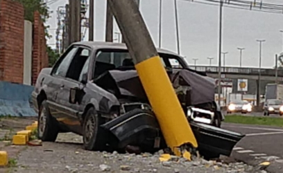 Motorista fica ferido ao colidir veículo em poste em Osório
