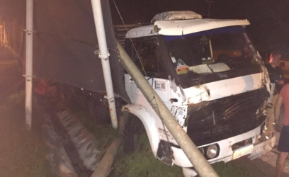 Caminhão desgovernado derruba postes em Osório